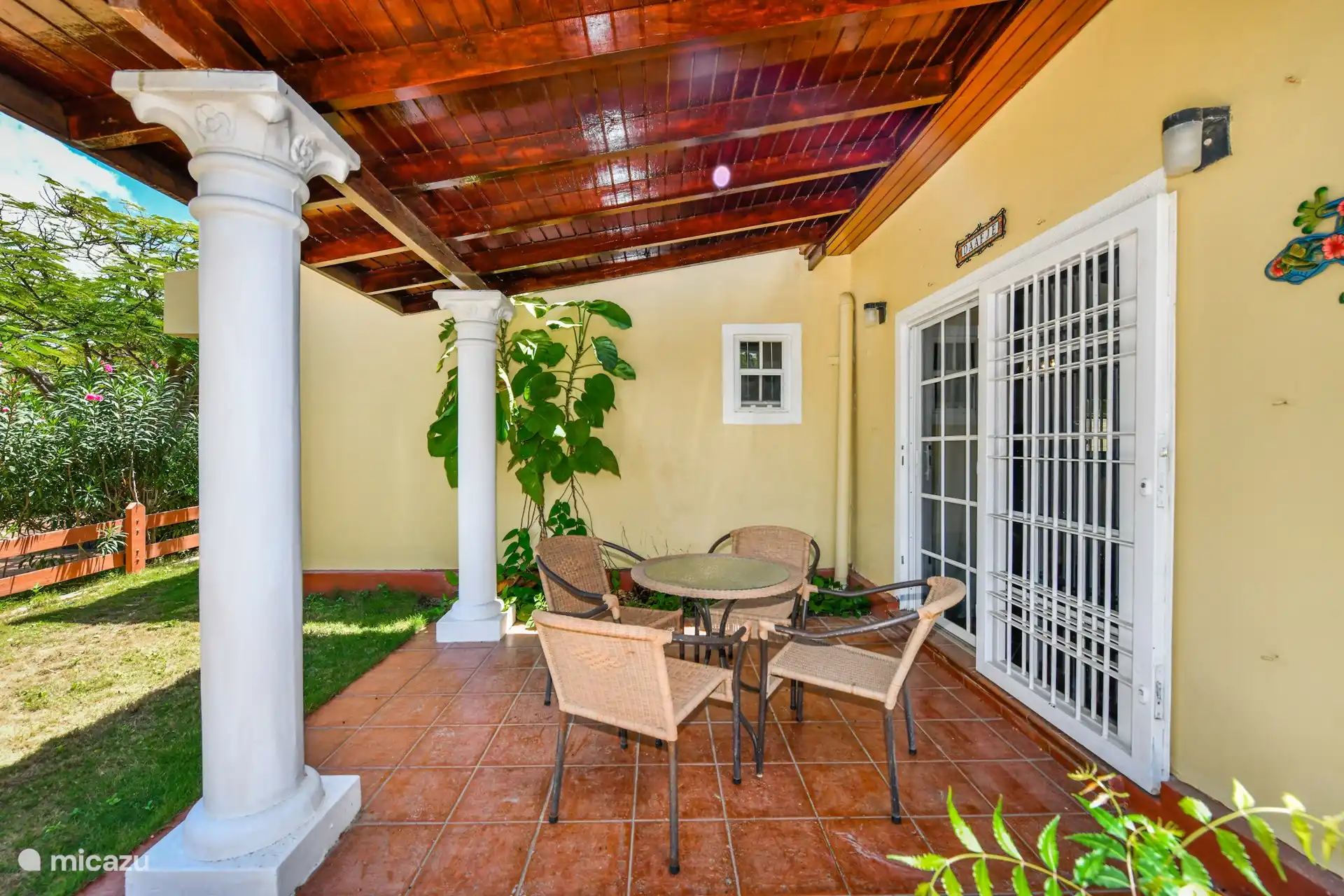 Ein Sitzplatz im Freien mit Sitzgelegenheiten