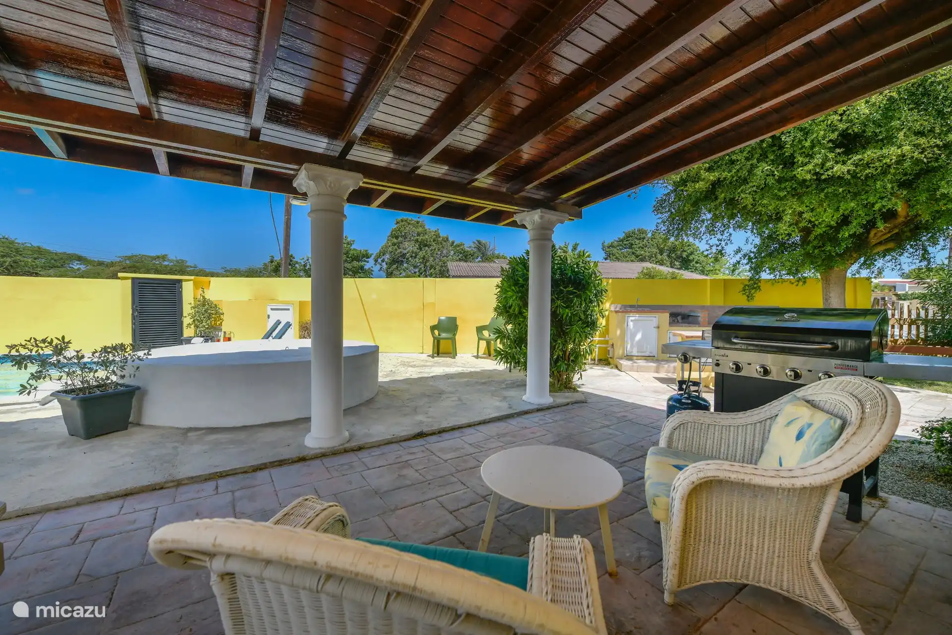 Sitzen Sie bequem bedeckt. Ein Grill für den Abend steht zur Verfügung