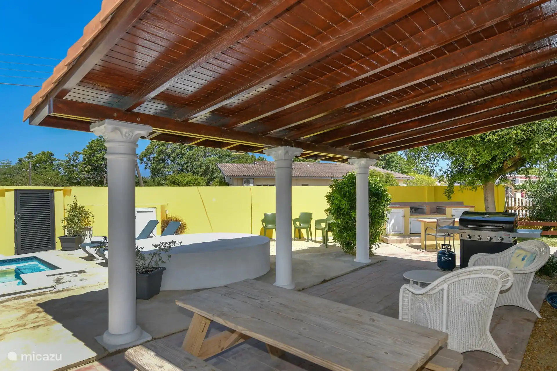 Eine Terrasse, die man sowohl tagsüber als auch abends überdacht genießen kann