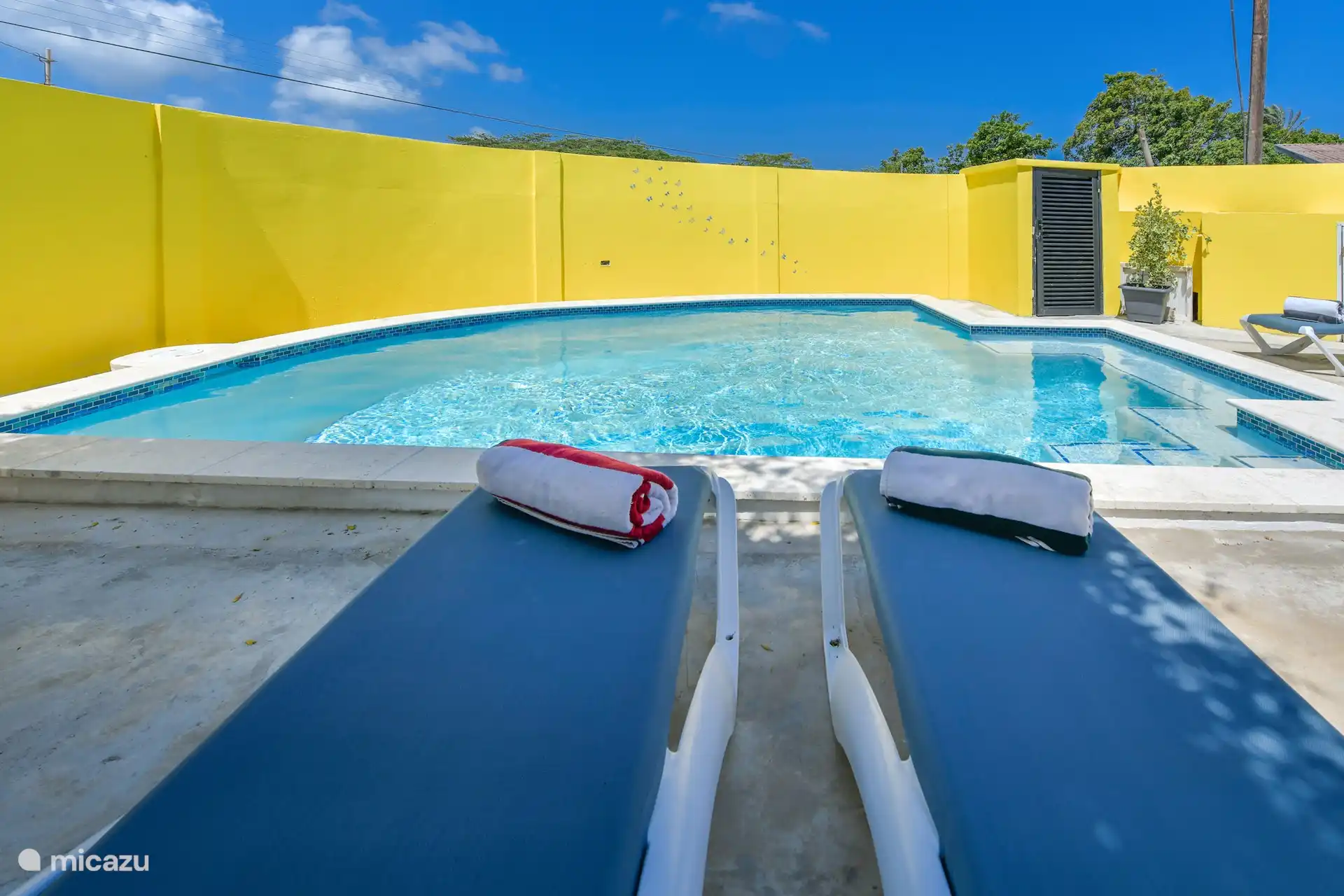 Das Schwimmbad ist mit einer Getränkebank ausgestattet