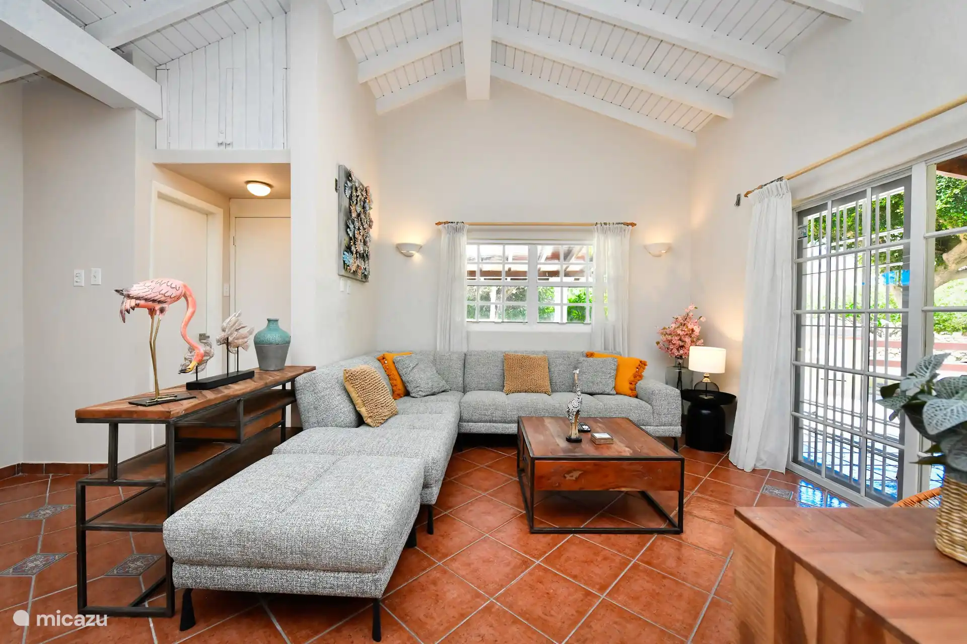 Überblick über das Wohnzimmer mit einem schönen Lounge-Sofa