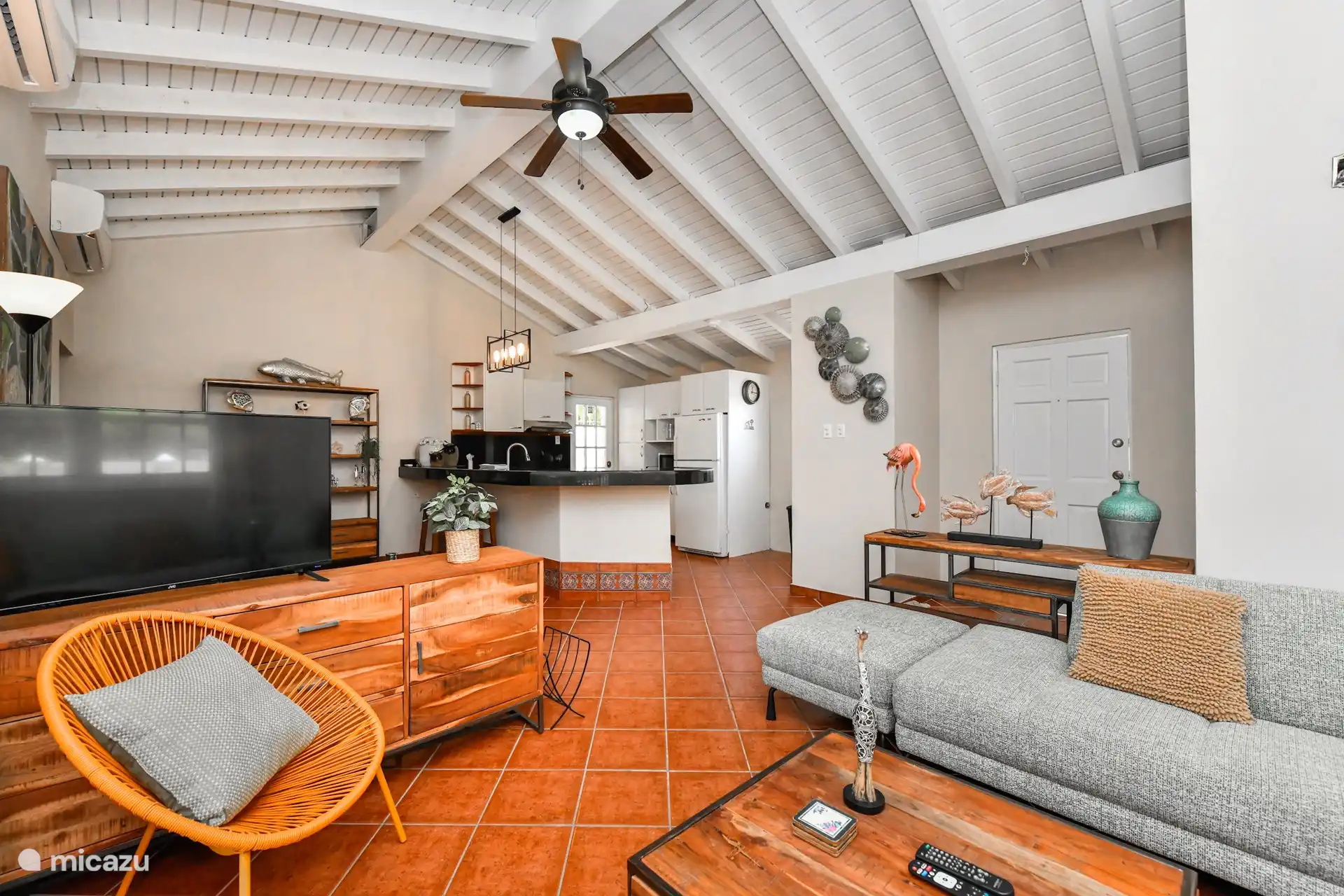 Überblick über das Wohnzimmer mit einer hellen hohen Decke, auch bekannt als Cathedral Ceiling