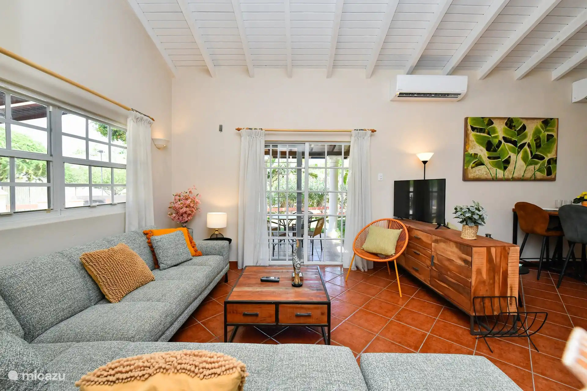 Vom Wohnzimmer aus gibt es Fenstertüren zum Garten