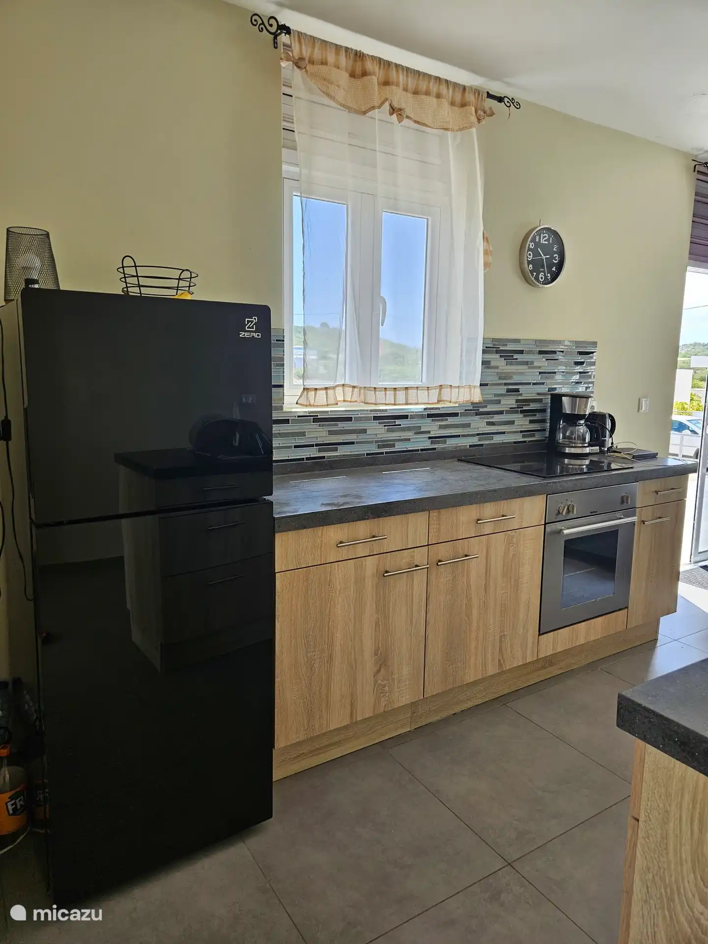 Cuisine avec réfrigérateur spacieux