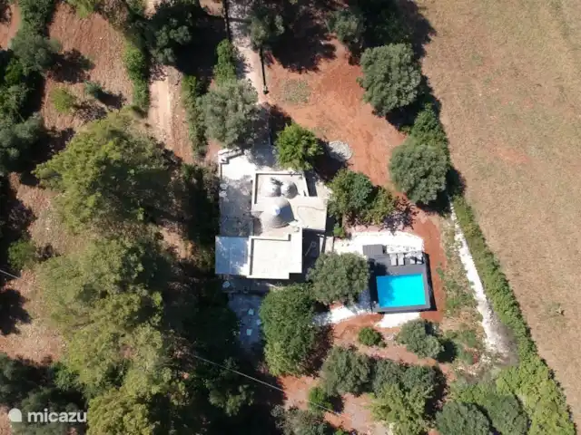 Trullo Président | Italie, Pouilles (Puglia), Martina Franca - maison de vacances Vue d’ensemble : Trullo et piscine avec une partie du site