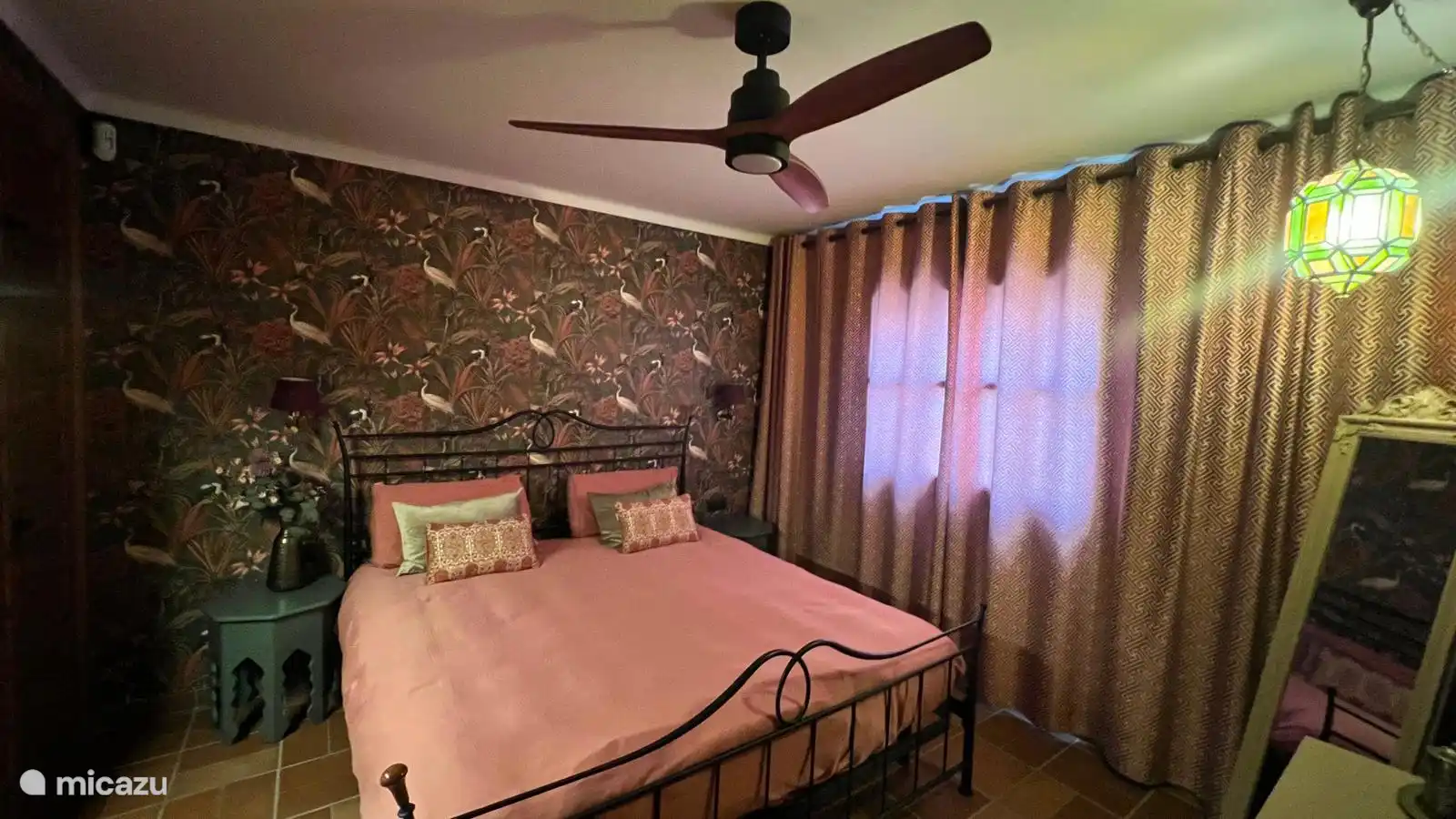 Schlafzimmer 1. Kingsize-Bett, Klimaanlage, Deckenventilator und Fußbodenheizung.
