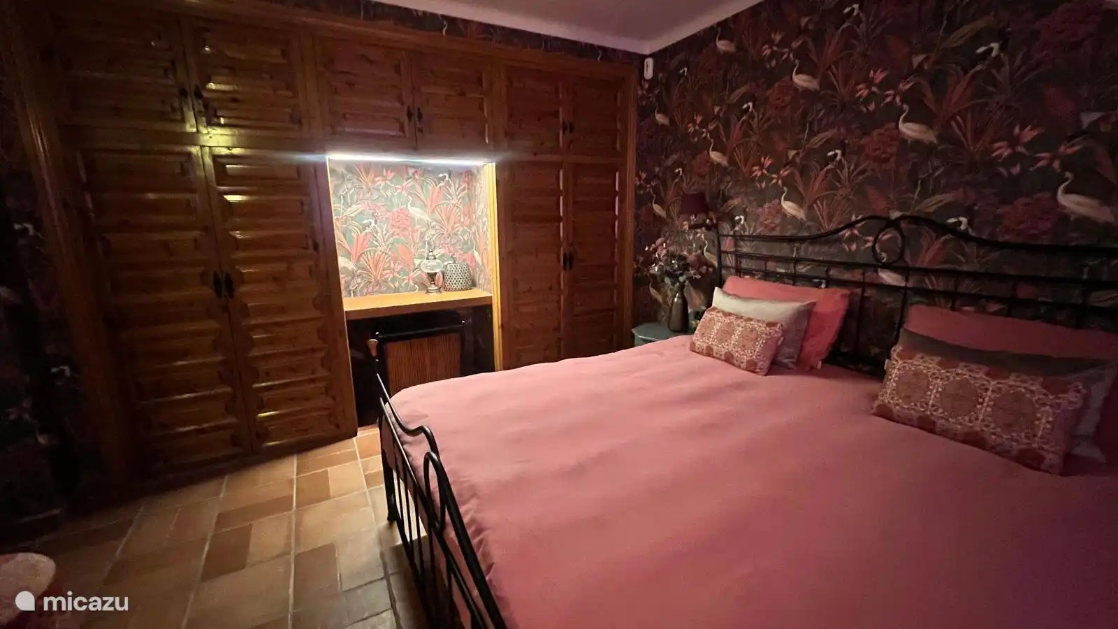 Schlafzimmer 1. Kingsize-Bett, Klimaanlage, Deckenventilator und Fußbodenheizung.