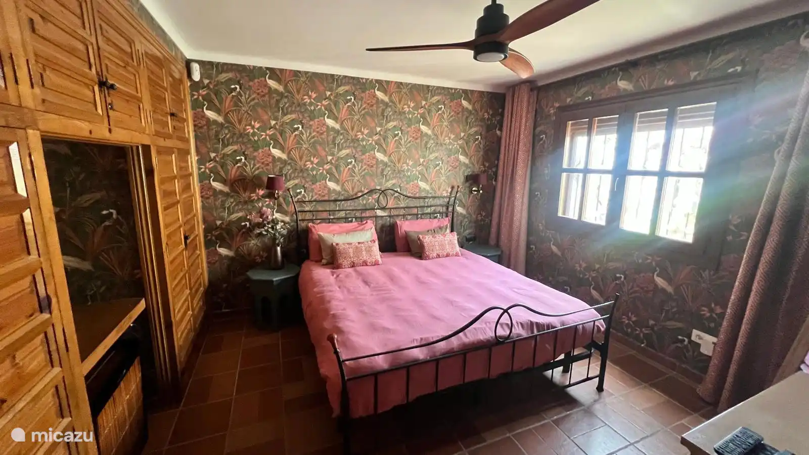 Schlafzimmer 1. Kingsize-Bett, Klimaanlage, Deckenventilator und Fußbodenheizung.