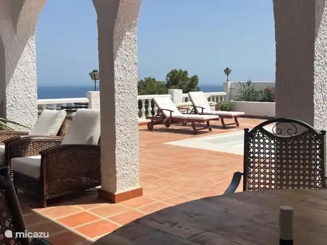 Villa blanche romantique-piscine privée | Espagne, Costa del Sol, Nerja - villa Profitez d'un repas en plein air à la table à manger spacieuse donnant sur le jardin avec piscine... et la mer