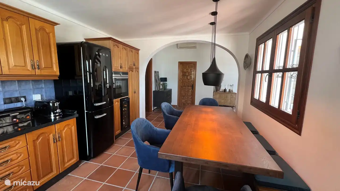 Die Küche hat die modernste Ausstattung mit nur A-Marken. Der Esstisch bietet Platz für 8 Personen.