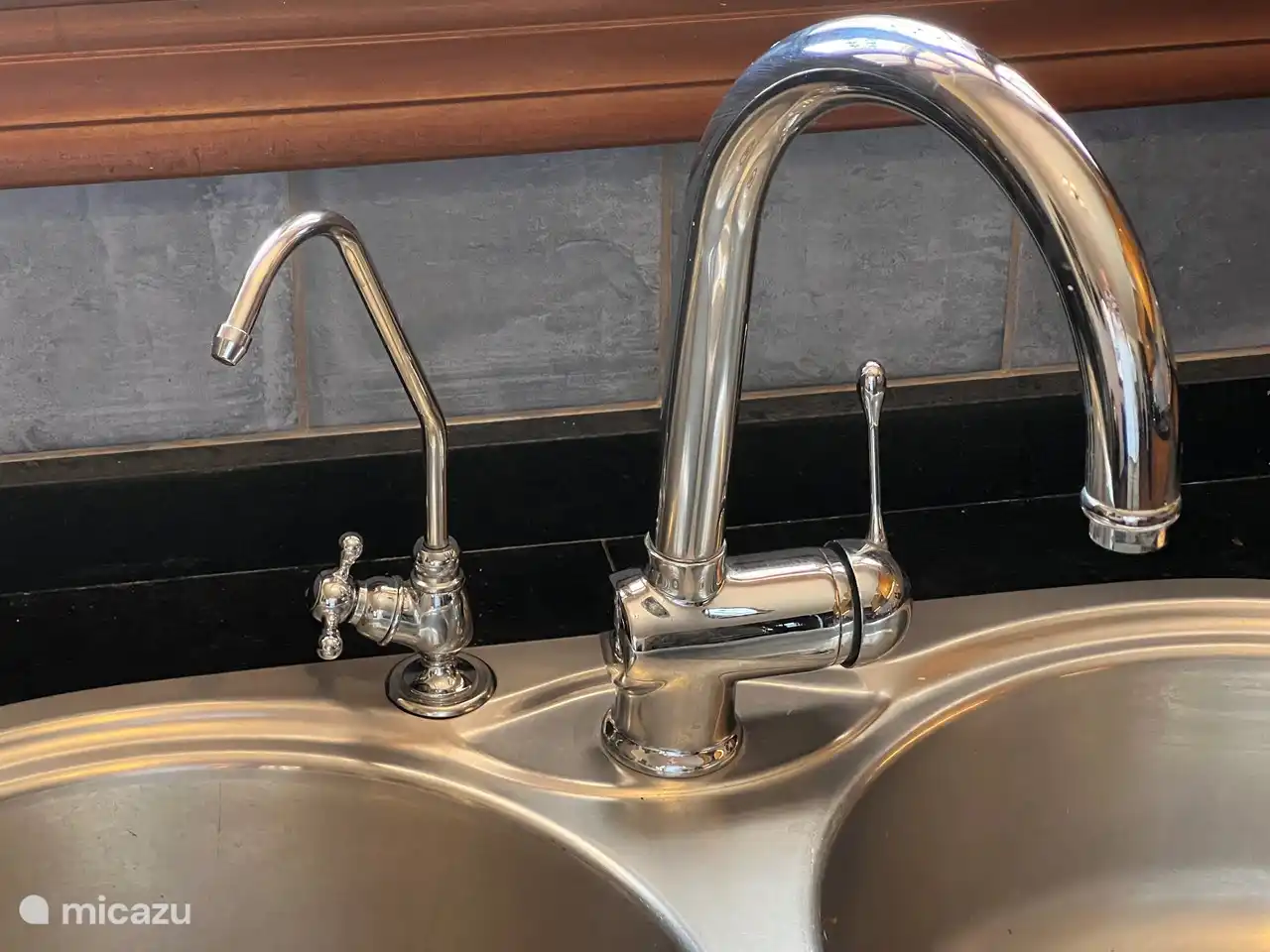 Wir haben einen separaten Wasserhahn für gefiltertes Wasser. Kein Schleppen von Plastik-Trinkwasserflaschen mehr.