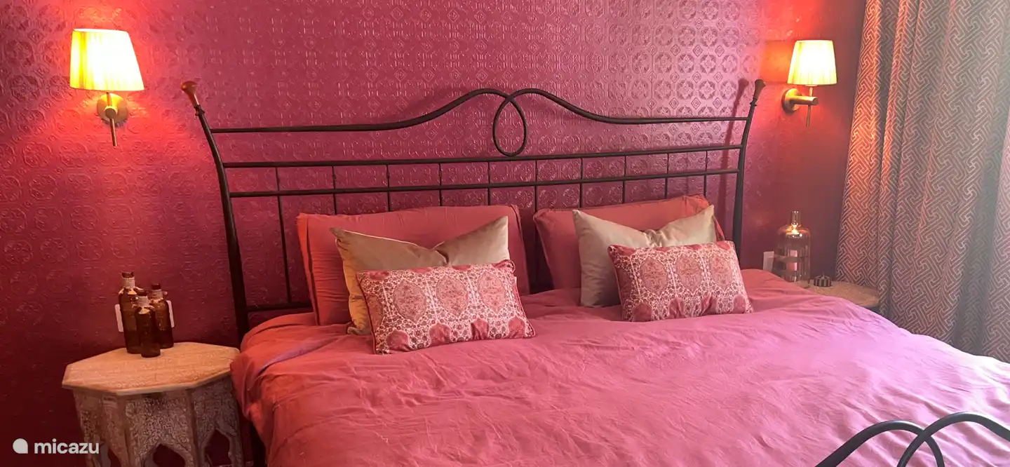 Schlafzimmer 1. Kingsize-Bett. Auch hier Klimaanlage, Deckenventilator und Fußbodenheizung,