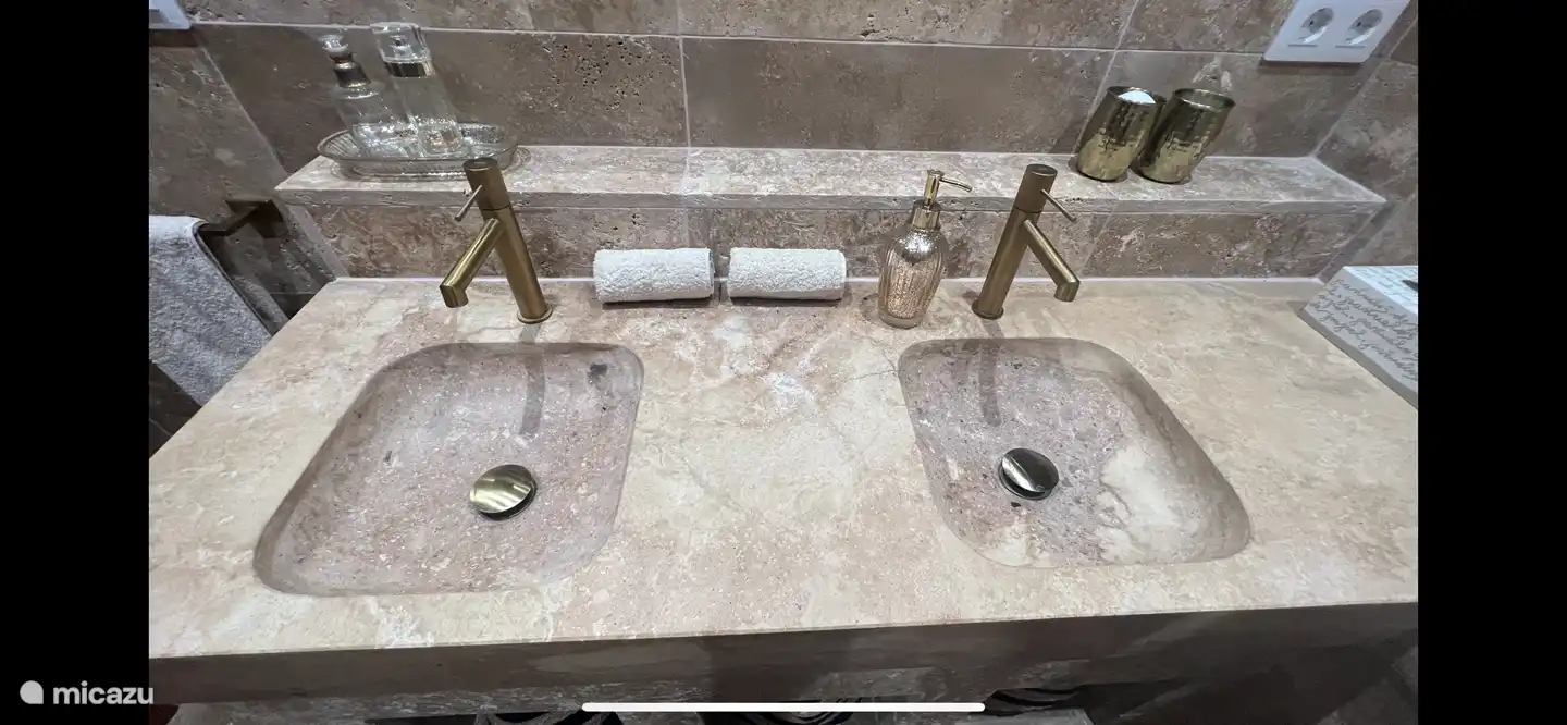 Doppelwaschbecken und WC vorhanden.