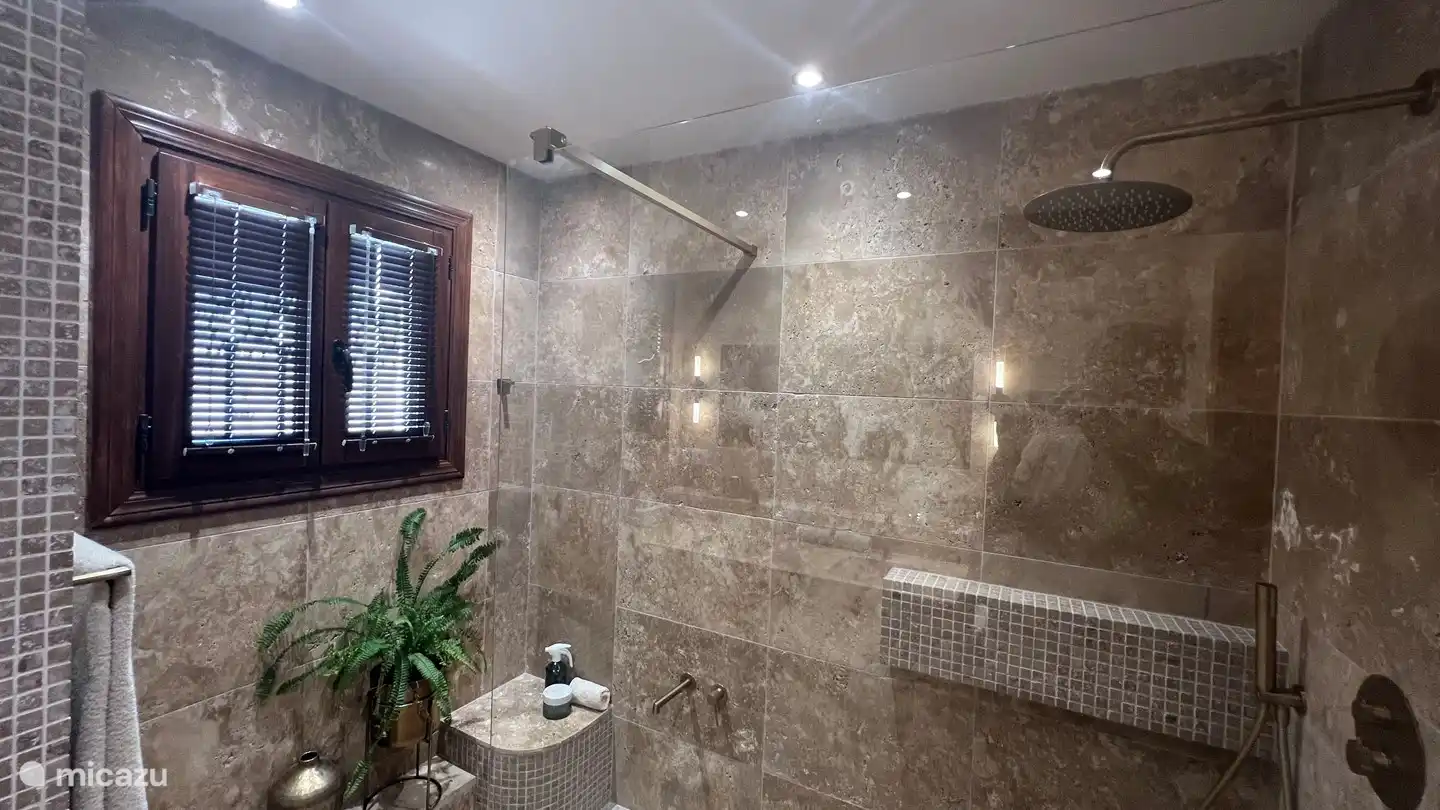 Der eingebaute Sitz mit Wasserhahn, um Ihre Füße am Ende des Tages bequem zu waschen