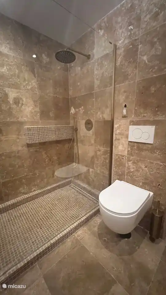 Dieses Duschbad ist extra breit, für mehr Komfort