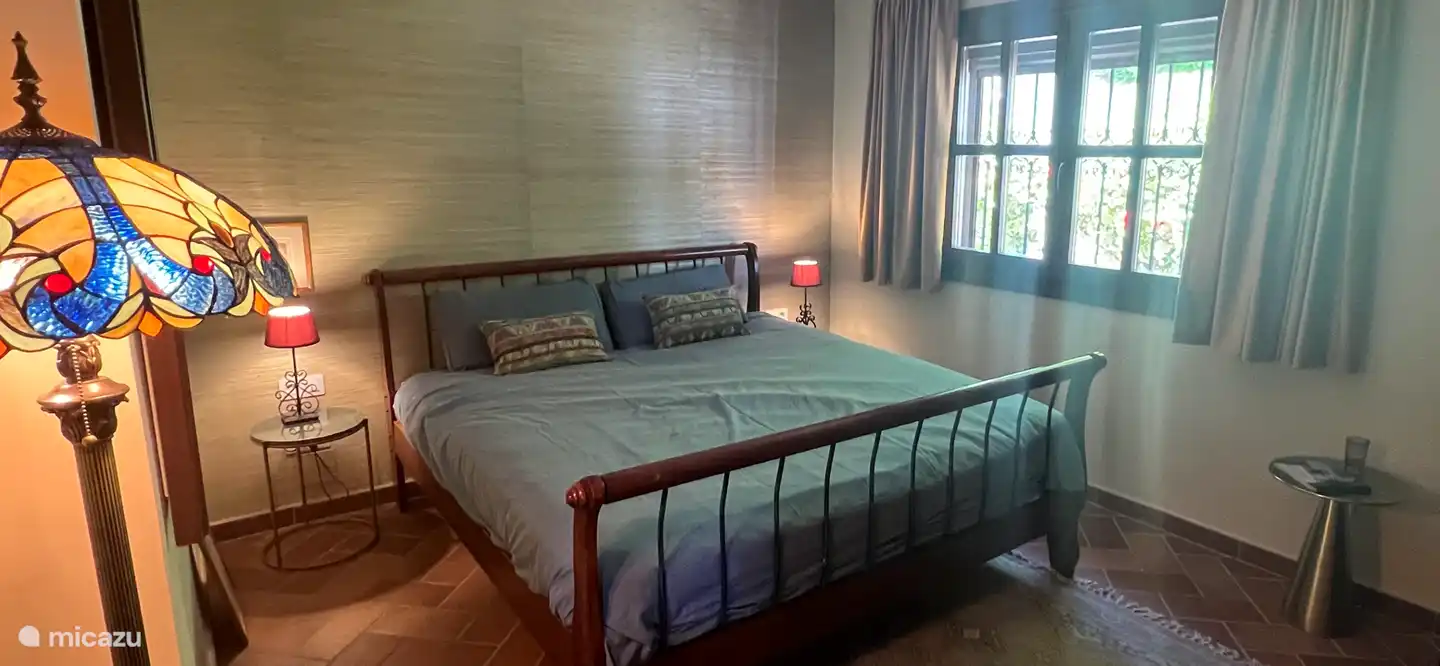 Schlafzimmer 2. Kingsize-Bett und hier auch Klimaanlage, Deckenventilator und Fußbodenheizung.