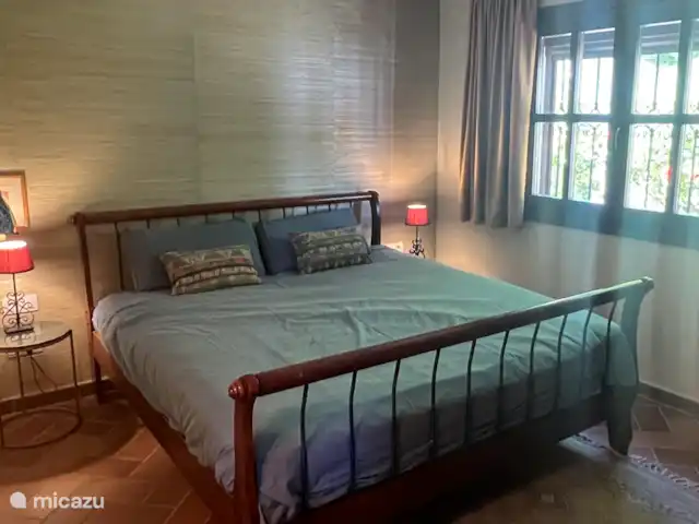 Villa blanche romantique-piscine privée | Espagne, Costa del Sol, Nerja - villa Chambre 2. Lit king-size et ici aussi climatisation, ventilateur de plafond et chauffage au sol.
