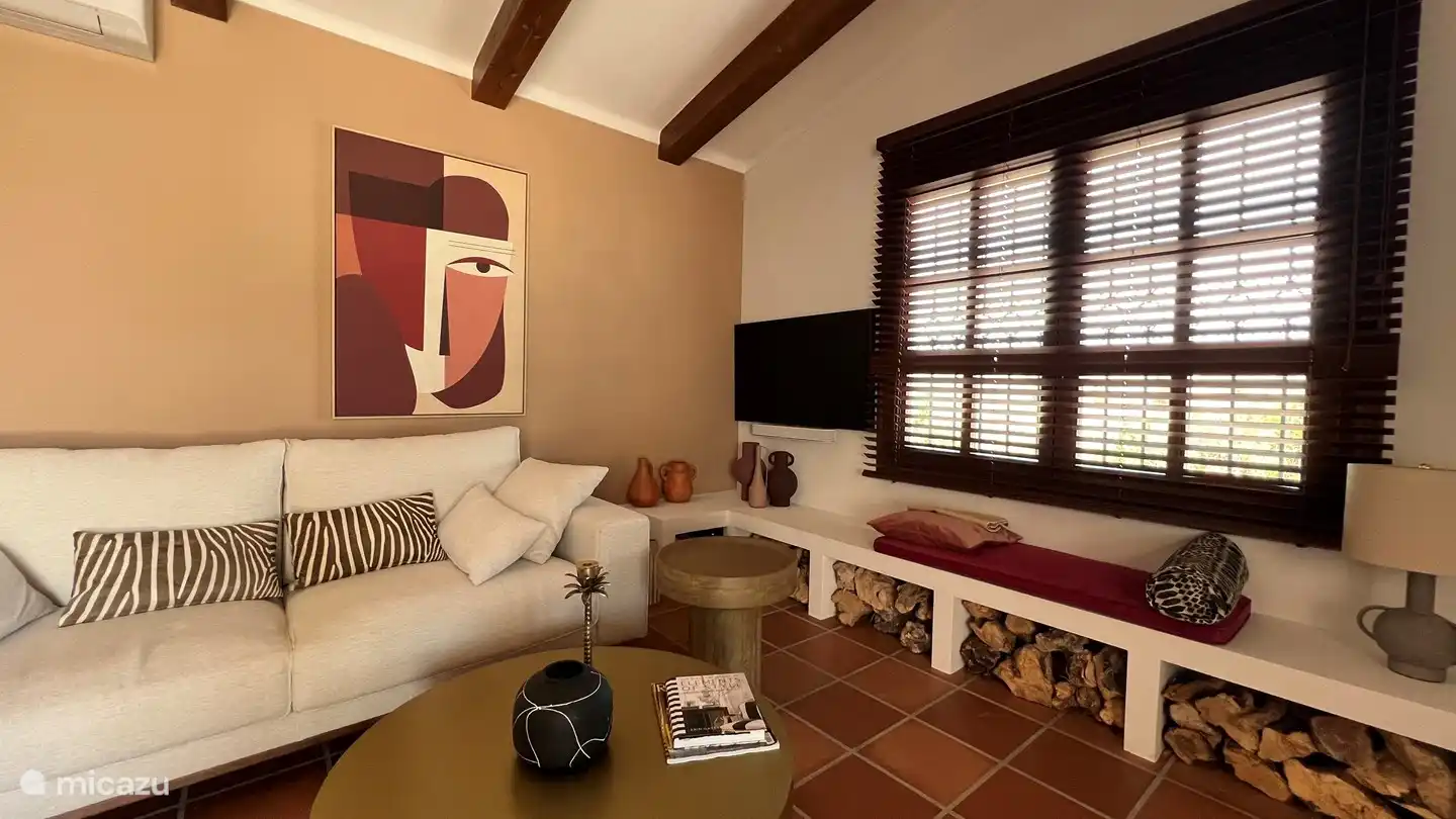 Die Einrichtung ist authentisch andalusisch mit modernen Designelementen. Klimaanlage und Fußbodenheizung im ganzen Haus,