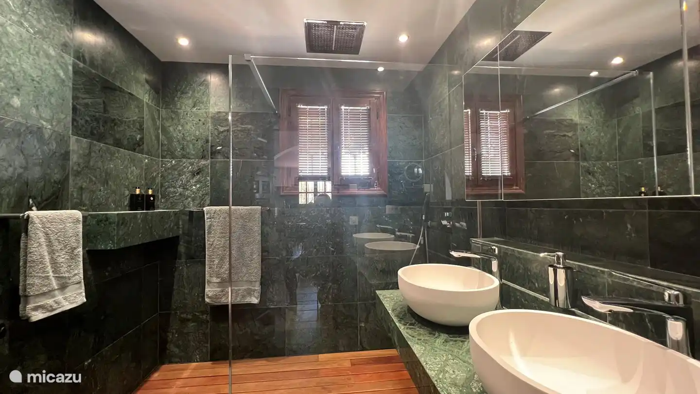 Badezimmer 2, alles aus Marmor. Neben dem Doppelwaschbecken und der Toilette gibt es hier auch eine Fußbodenheizung