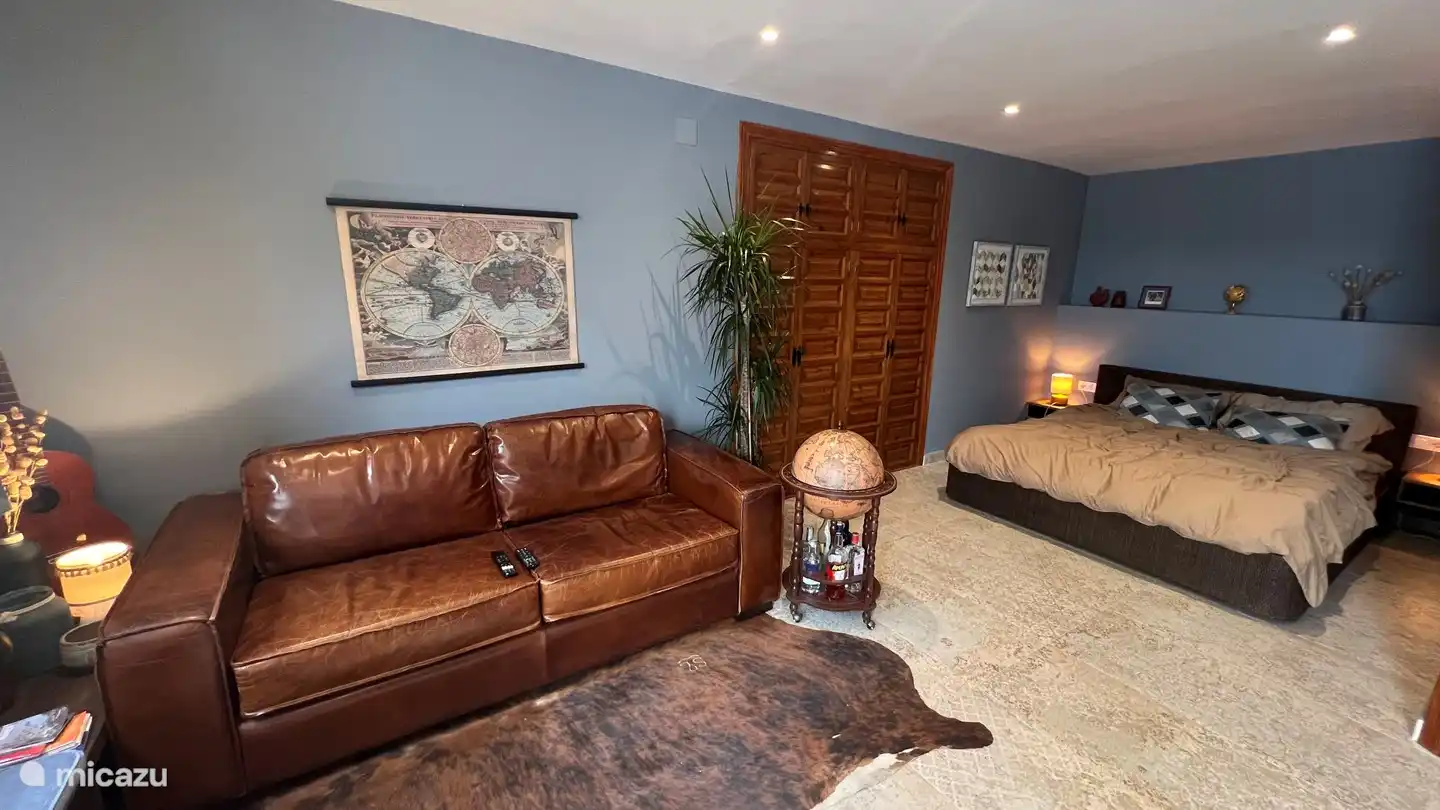 Dann unten... das Apartment mit einem Doppelbett, einem geräumigen Kleiderschrank und einer bequemen Schlafcouch.