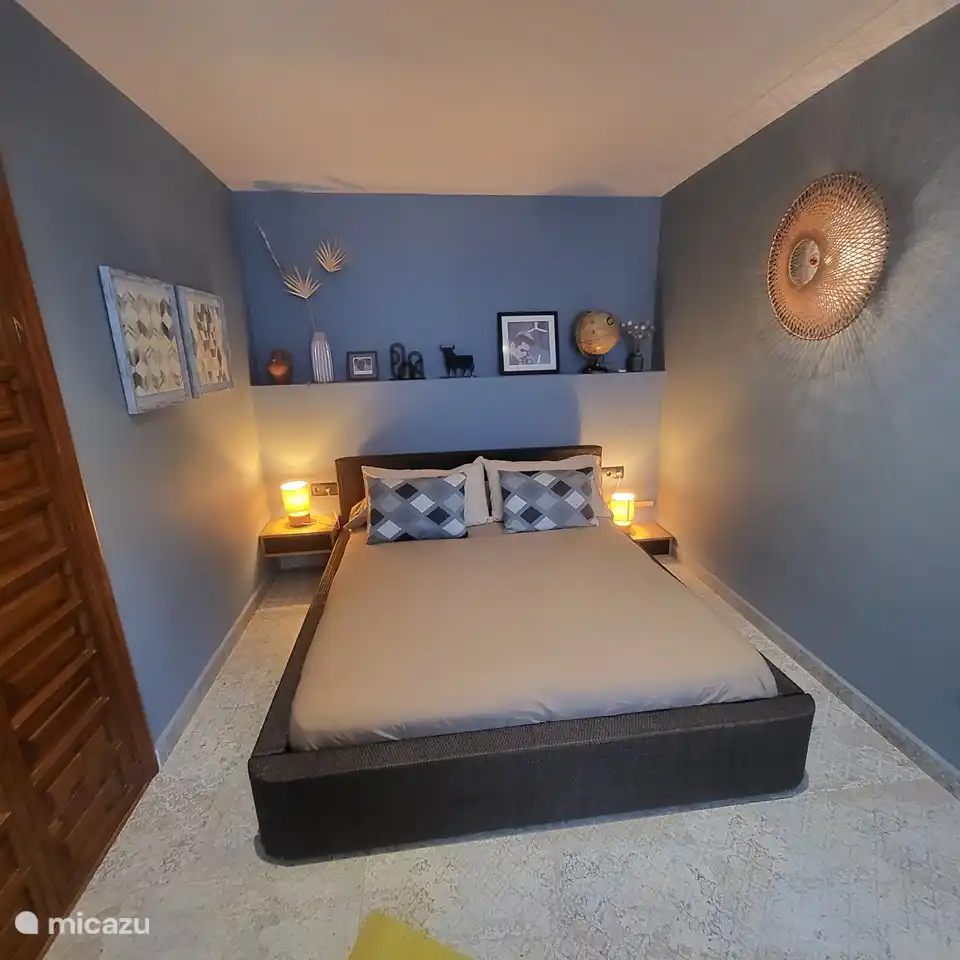 Das Bett ist 1.50x200cm groß