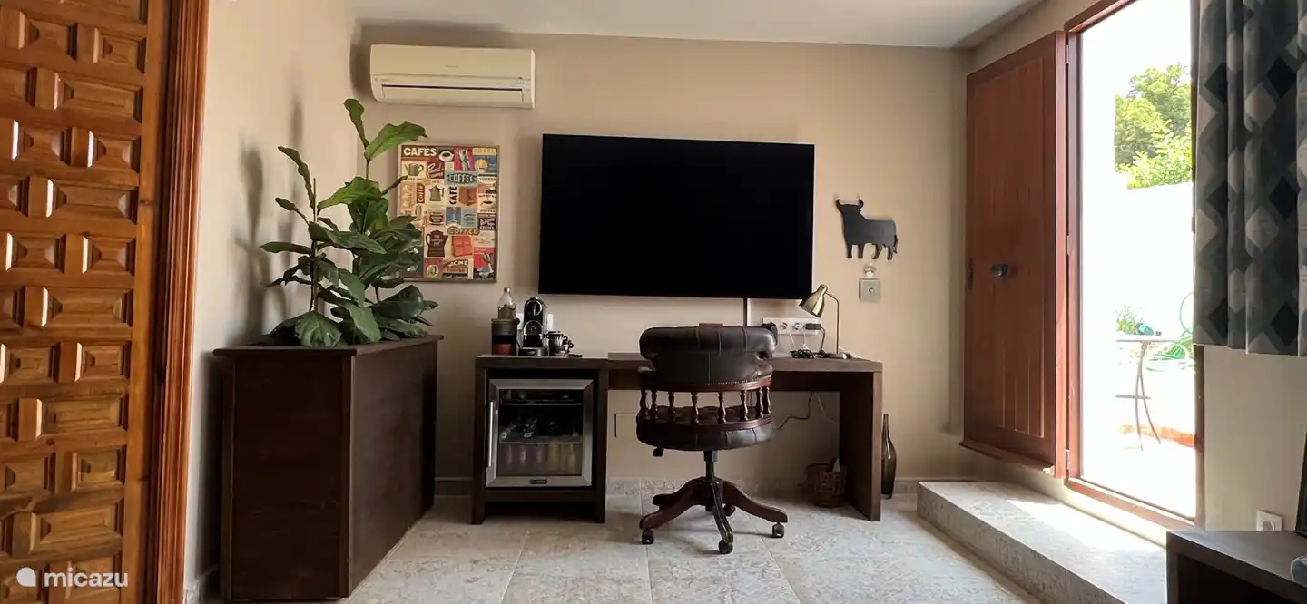 Neben dem XL-Fernseher haben Sie Zugriff auf einen perfekten Schreibtisch für das Arbeiten aus der Ferne. Mit Kapitänssessel aus Leder, Nespresso, Mini-Kühlschrank.