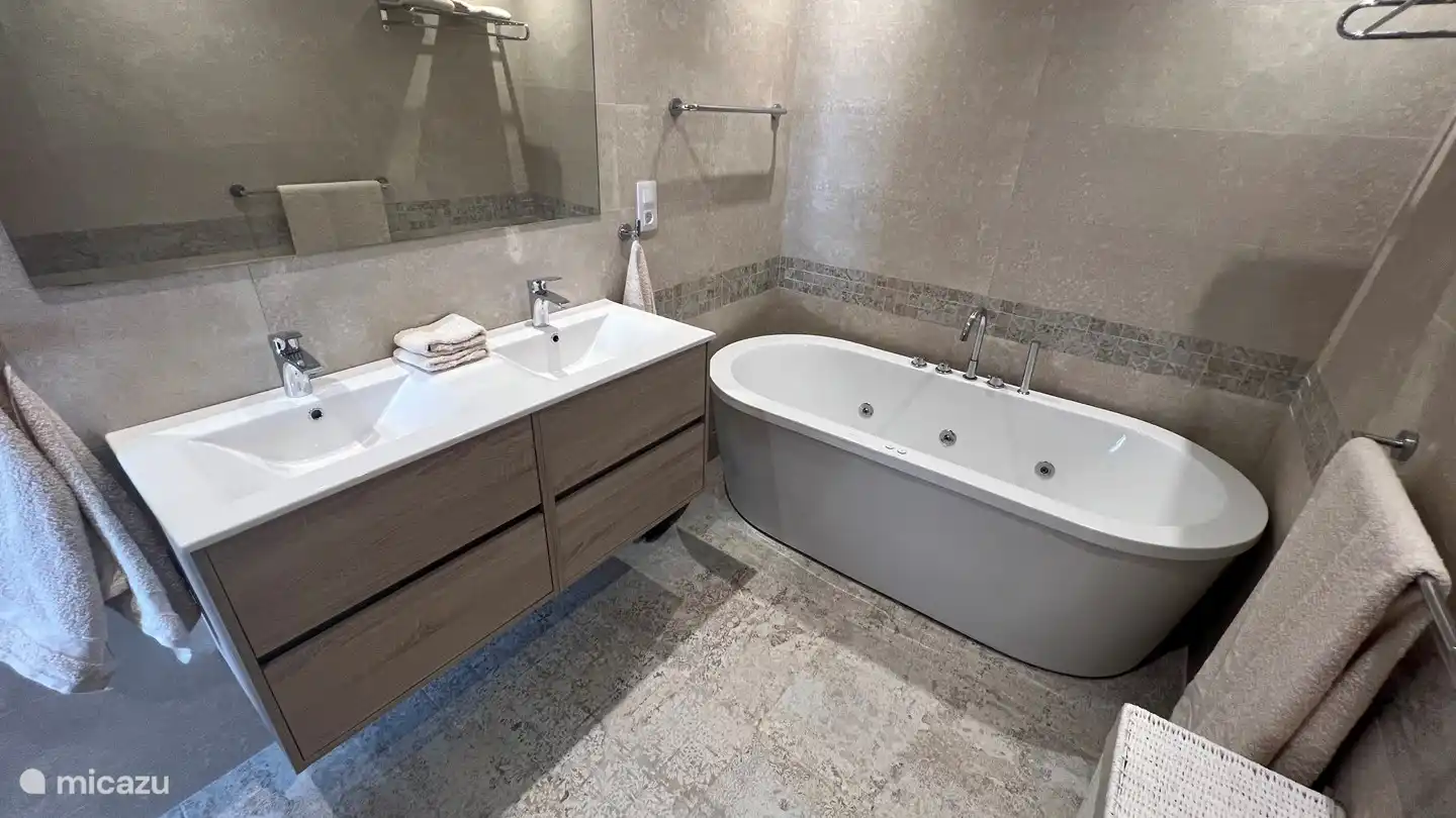 Badezimmer 3. Mit Doppelwaschbecken und Whirlpool und WC.