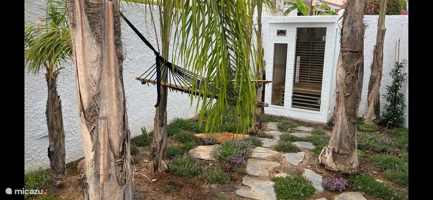 Vom Swimmingpool aus gelangen Sie durch den Palmengarten in die Infrarotsauna.