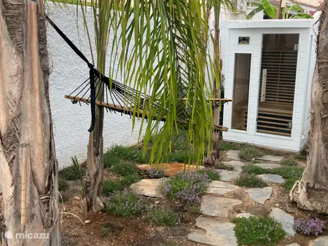 Villa blanche romantique-piscine privée | Espagne, Costa del Sol, Nerja - villa De la piscine, à travers la palmeraie, vous pouvez entrer dans le sauna infrarouge.
