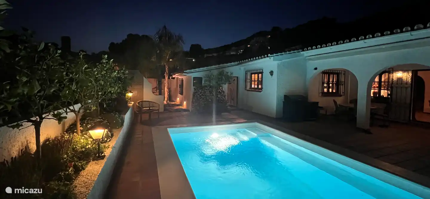 Auch die Beleuchtung im Pool sorgt für eine märchenhafte Atmosphäre