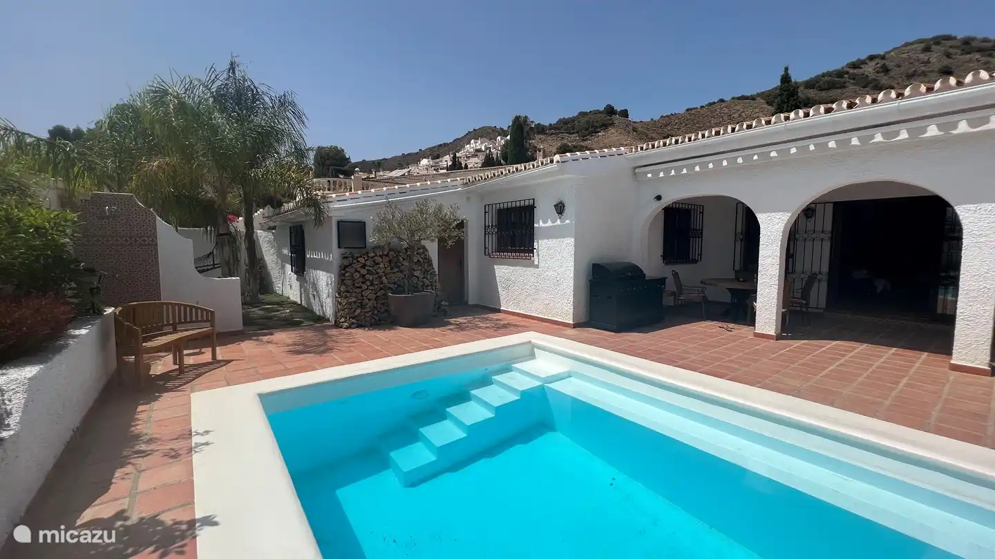 Der knusprig weiße Pool wird im Winter beheizt und mit Salzwasser gefüllt, ohne Chlor. Das Wasser ist immer karibischblau.