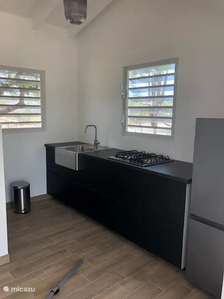 Voll ausgestattete Küche mit Geschirrspüler, Kühlschrank mit Gefrierfach, Senseo-App, Pfannen, Töpfe, Geschirr, Besteck etc, etc