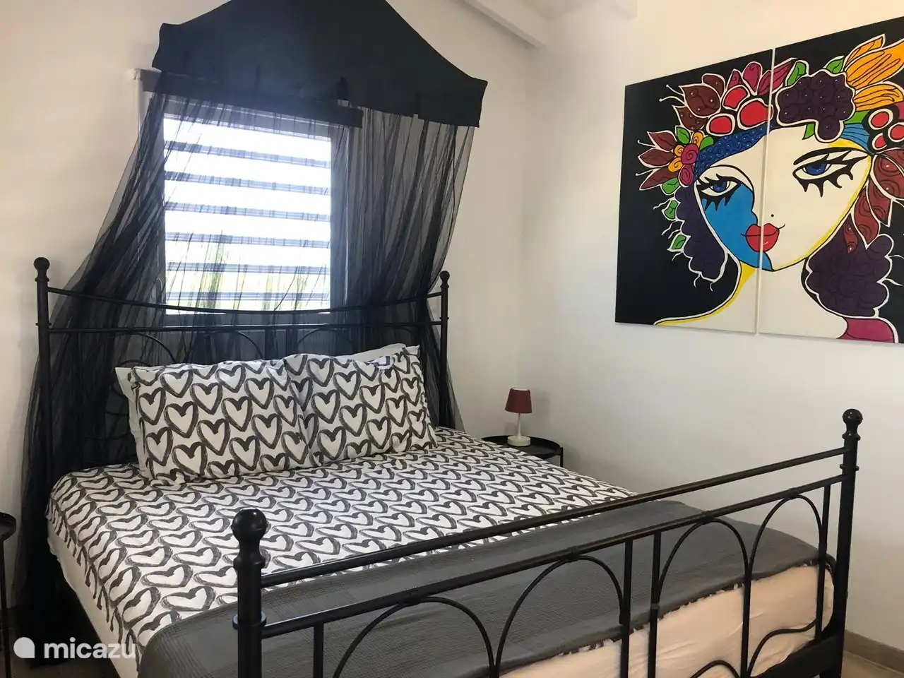 Schlafzimmer mit Queensize-Bett