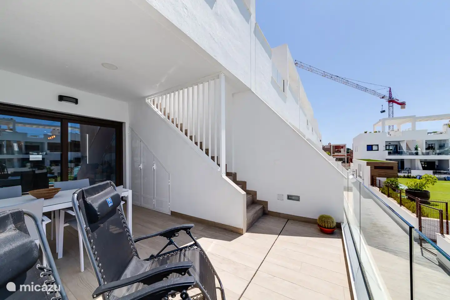 Die Terrasse im 1. Stock, Poolseite