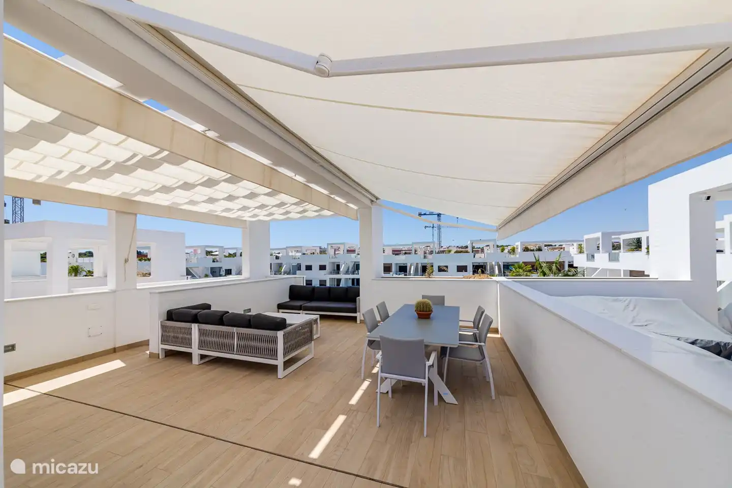 Die Dachterrasse Die Terrasse an der Seite des Wohnzimmers im 1. Stock