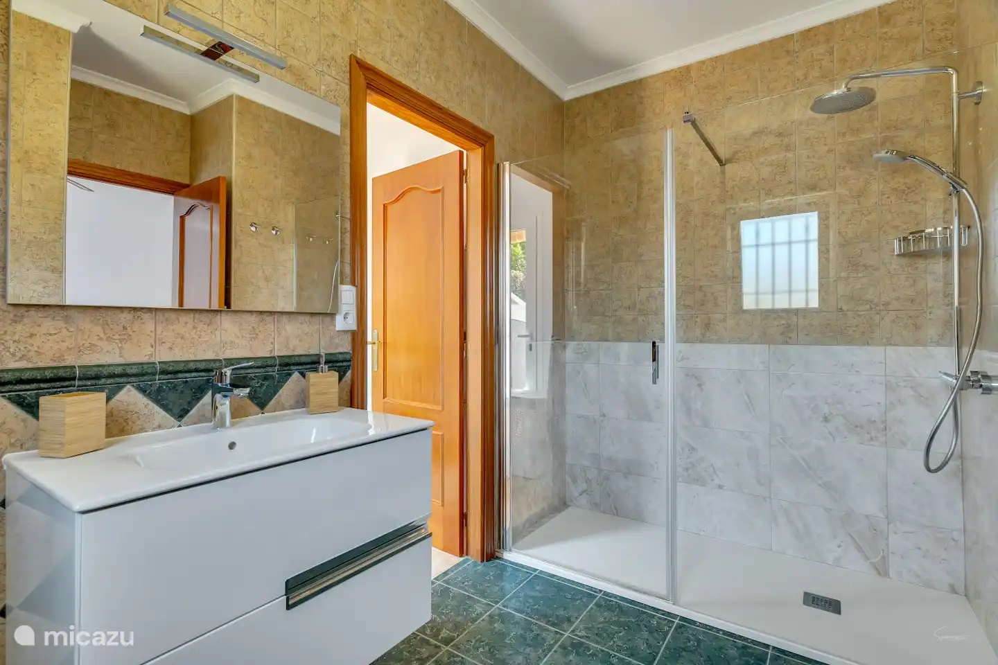 Das Badezimmer en suite mit erneuerten Sanitäranlagen und geräumiger ebenerdiger Dusche.