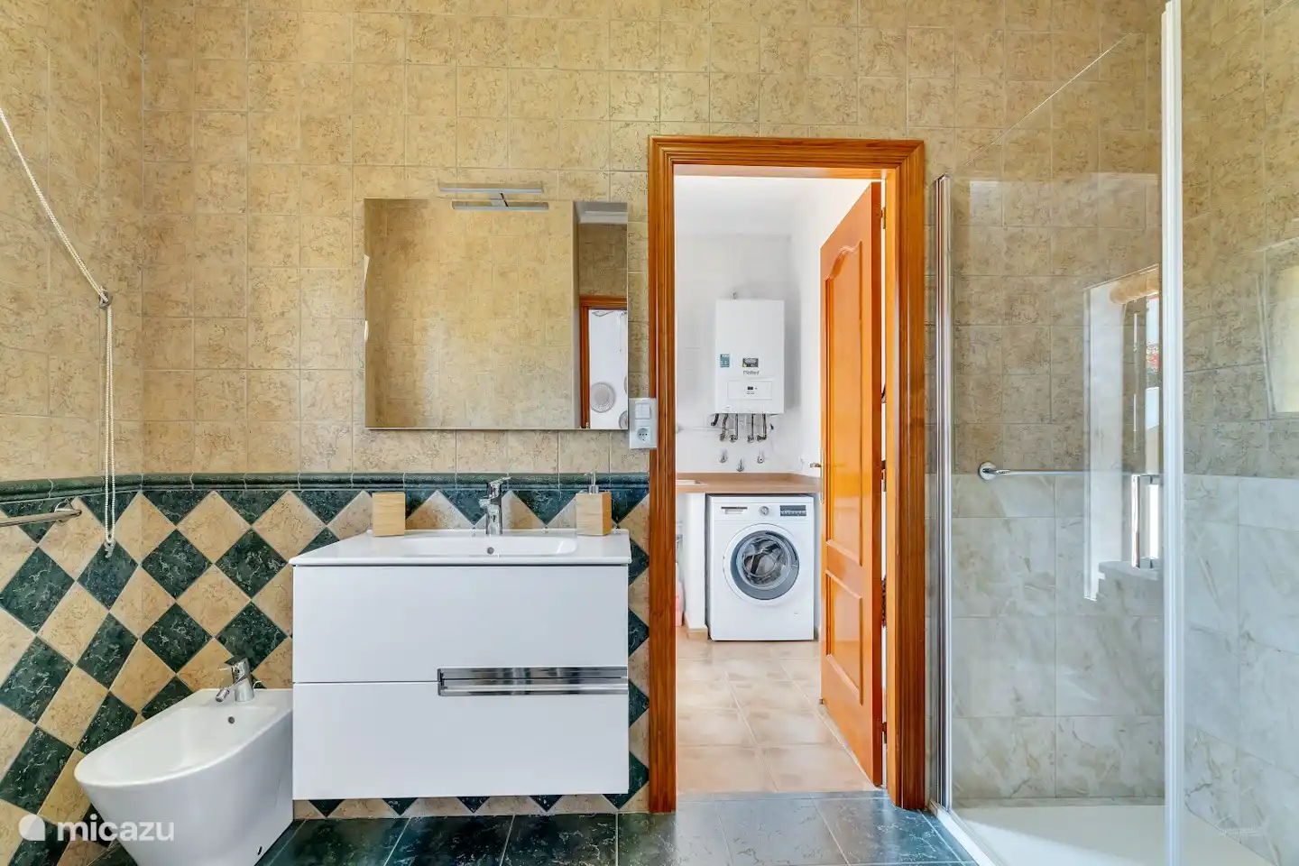 Hinter diesem Badezimmer befindet sich die Waschküche mit einer neuen Bosch-Waschmaschine.