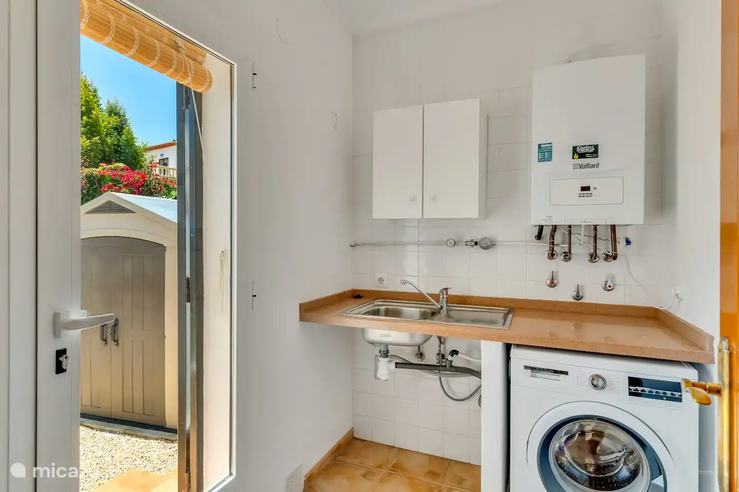 Die Waschküche hat einen direkten Ausgang zum Garten hinter dem Haus, wo die Wäscheleine zum Aufhängen der Wäsche dient. Reinigungsmittel, Besen, Wischmopp, Eimer, Wäscheklammern usw. sind vorhanden.