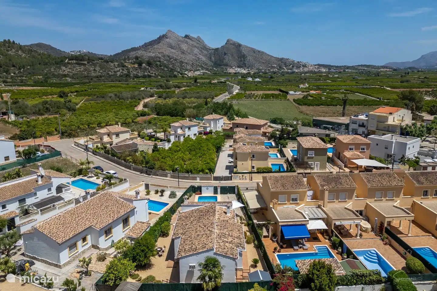 Casa Monte Cabal befindet sich in einem Viertel am Rande des kleinen Dorfes Sagra, in der Nähe der Straße, die durch das Tal nach Dénia führt.
