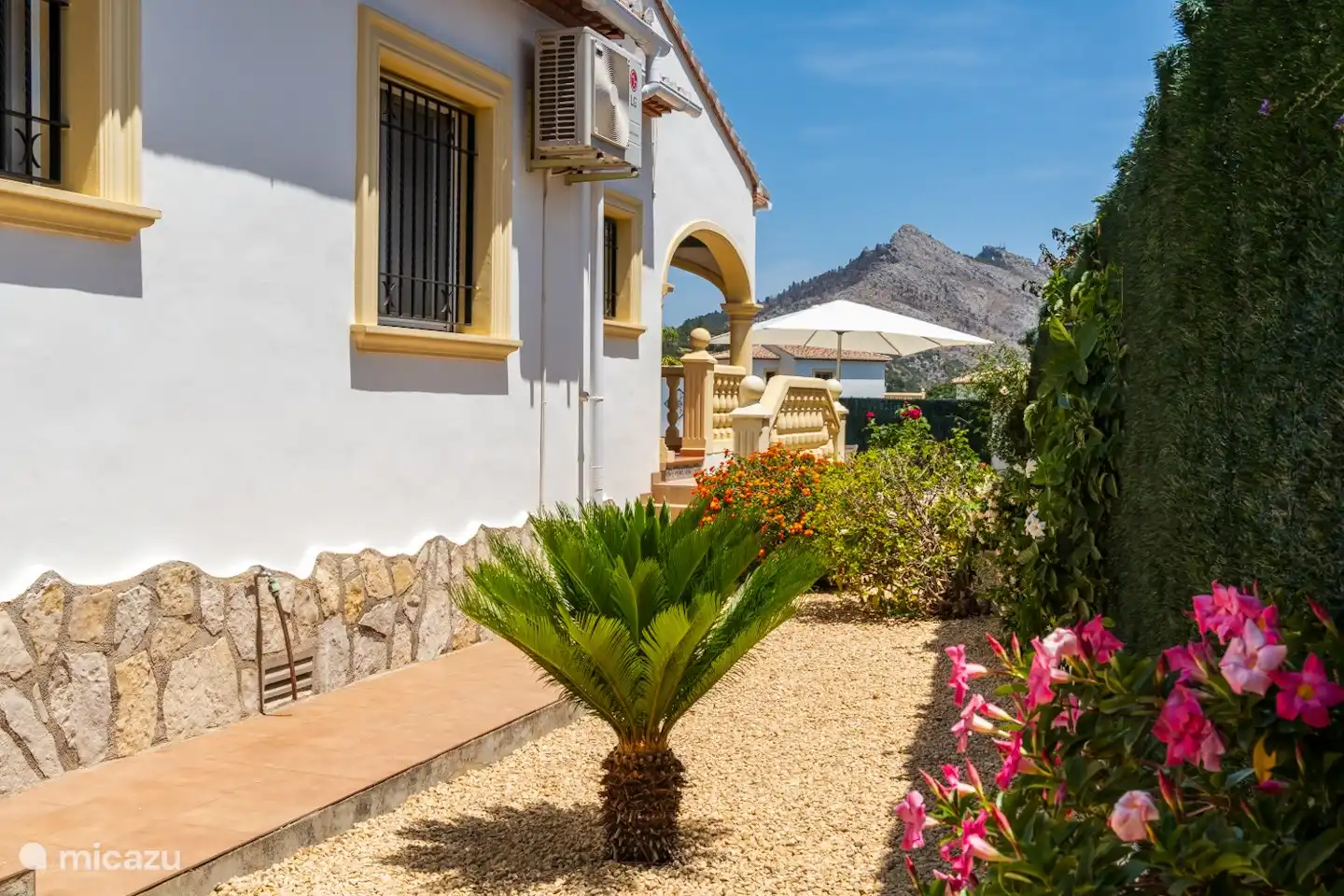 Die Villa verfügt über einen komplett eingezäunten Garten mit maximaler Privatsphäre. 