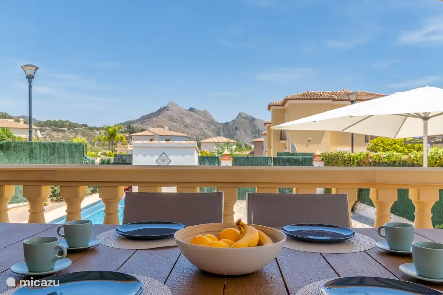 Genießen Sie Ihr Essen auf der Veranda mit Blick auf die Berge.