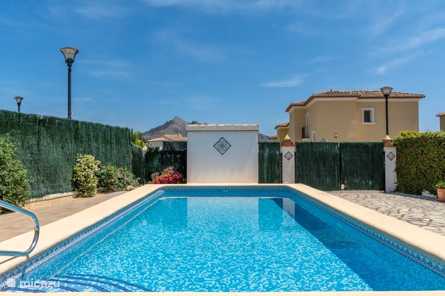 Ruhe und Sonnenschein rund um den privaten Pool.