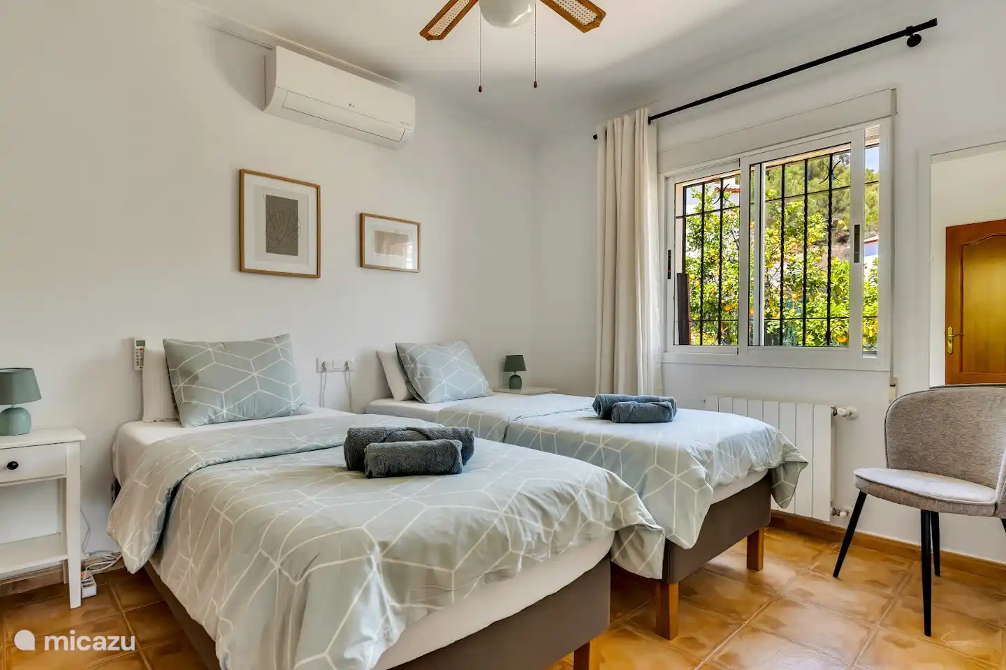 Das zweite Schlafzimmer verfügt ebenfalls über Klimaanlage, Deckenventilator und Heizung.