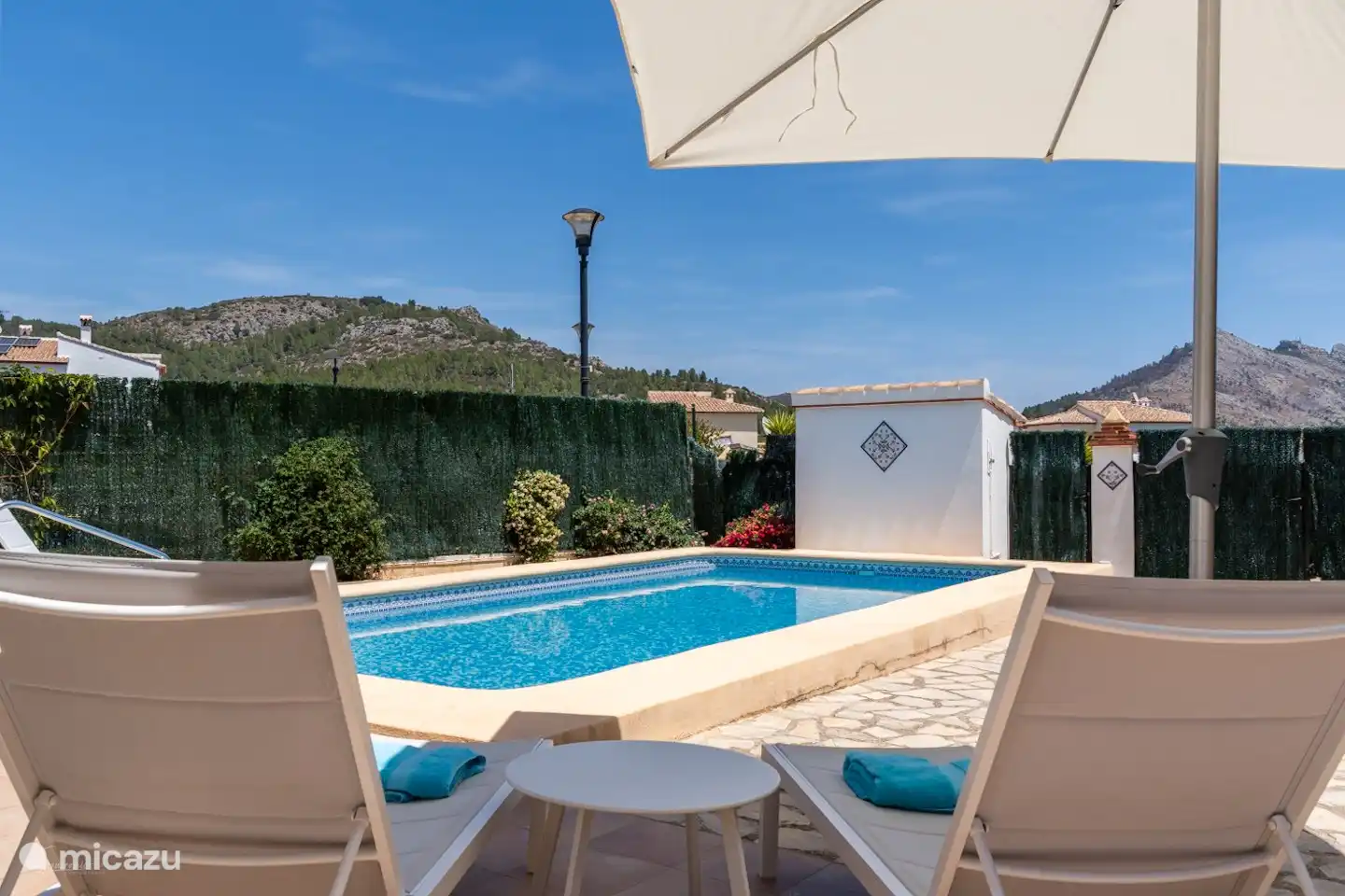 Sonne, Ruhe und Privatsphäre am eigenen Pool.