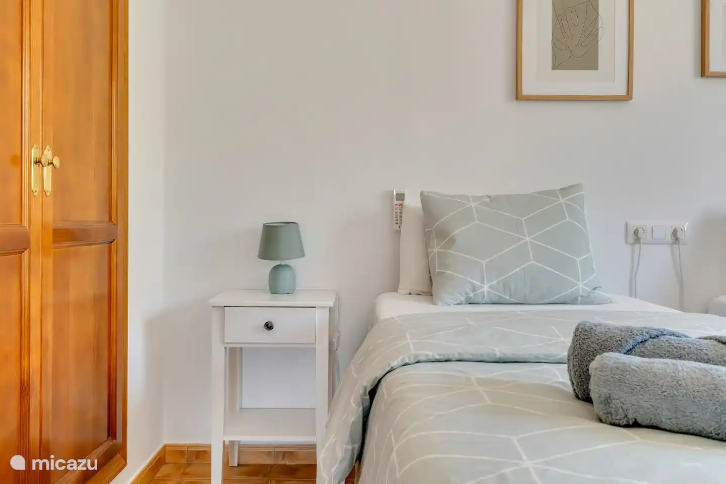 Es gibt geräumige Einbauschränke.