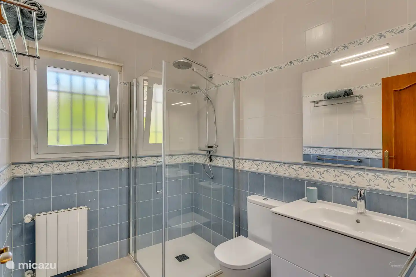 Das zweite Badezimmer mit renovierter Duschkabine und Sanitäranlagen.