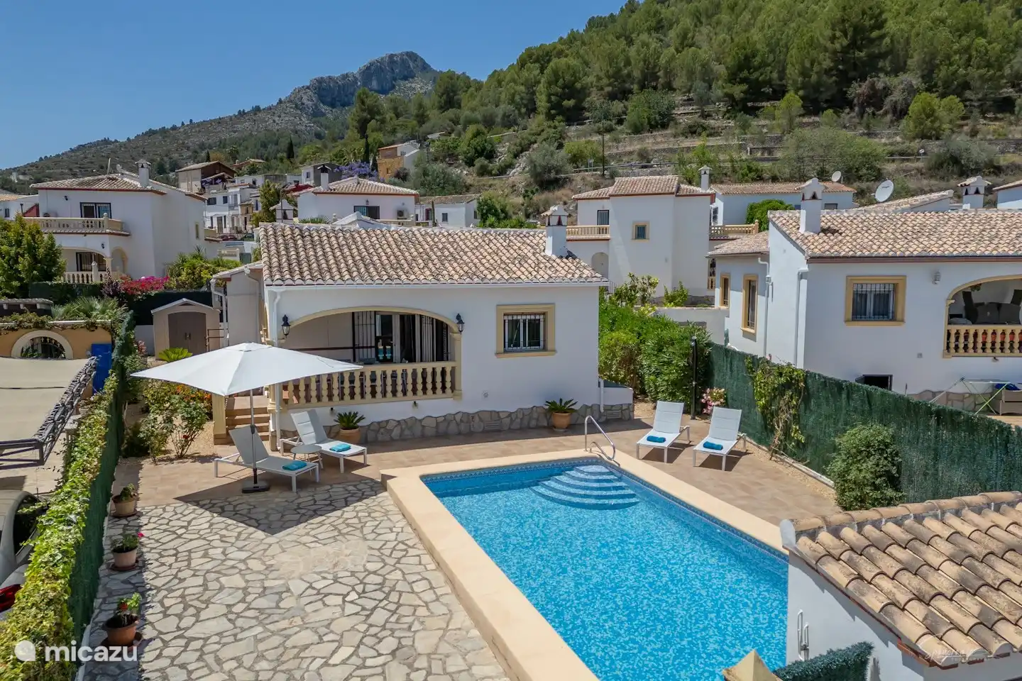 Die Villa befindet sich in einer sehr ruhigen Wohngegend, in der das ganze Jahr über Menschen leben.