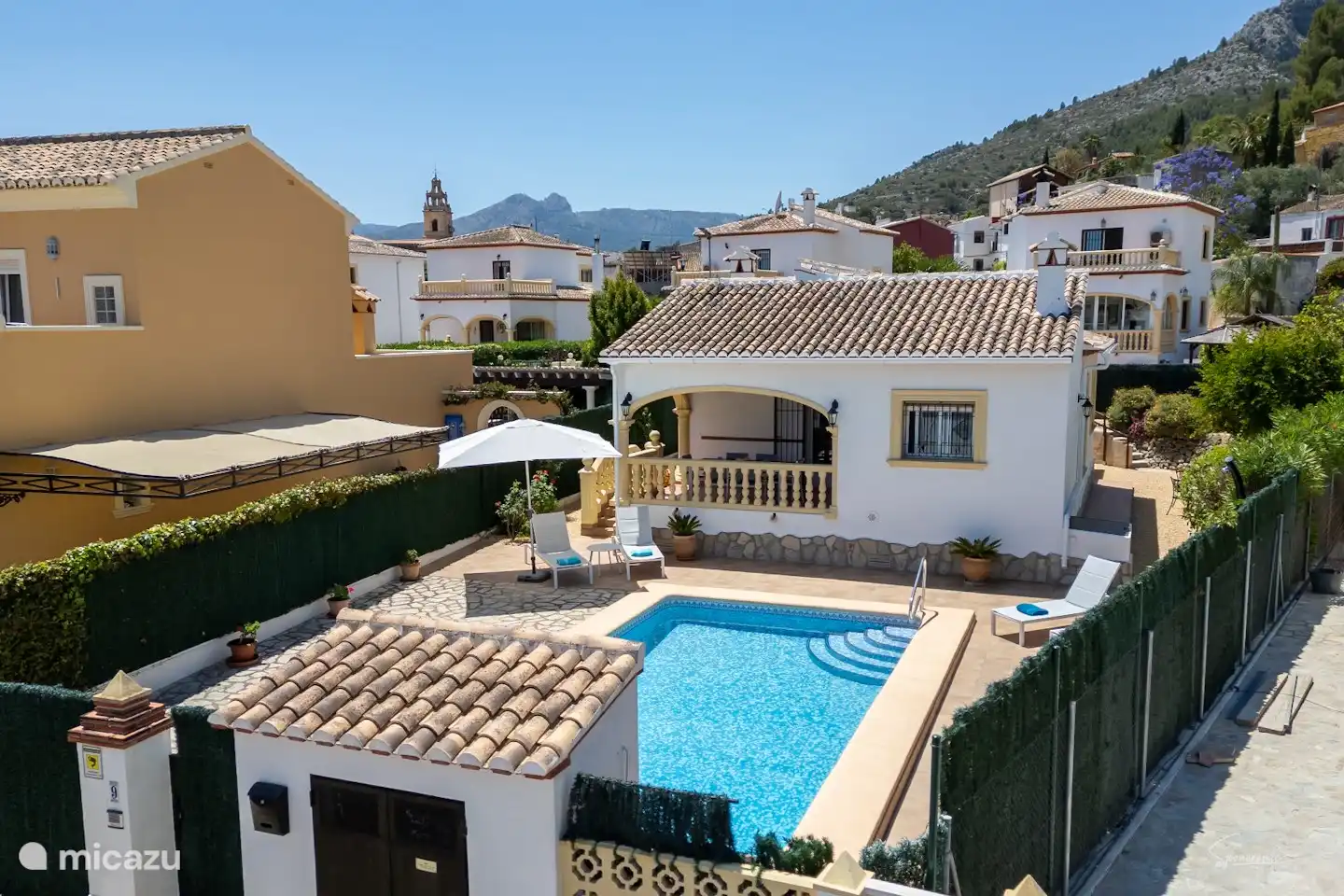 Casa Monte Cabal von der Straßenseite aus gesehen.