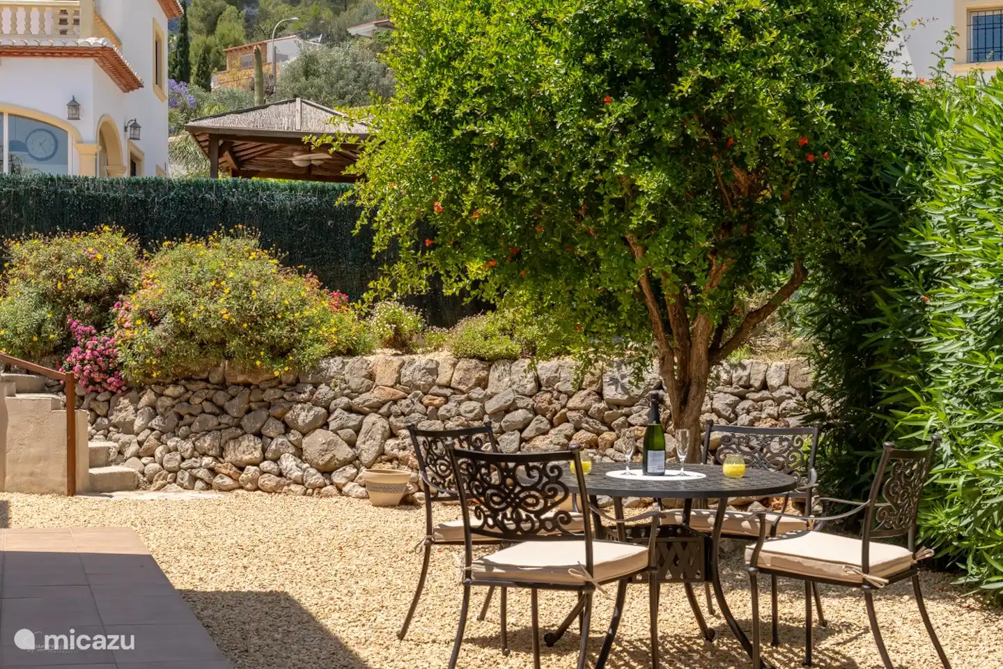 Ab September trägt der Granatapfelbaum seine Früchte.