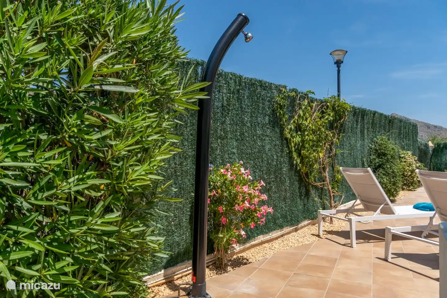 Die Außendusche am Pool.